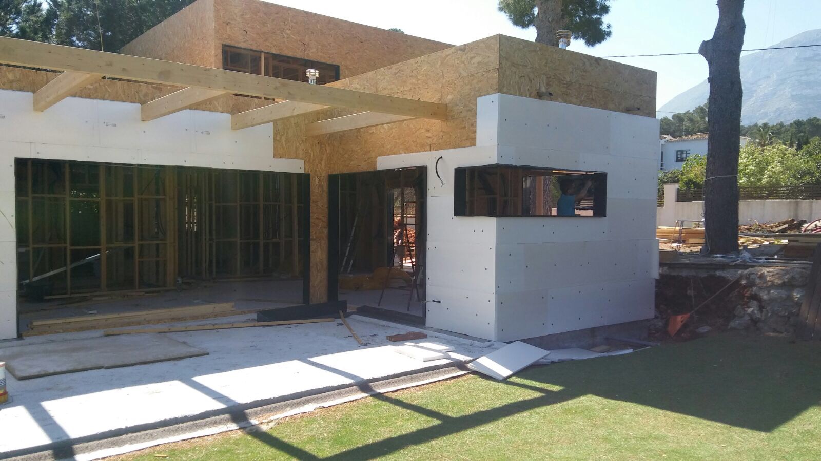Modulaire woning in aanbouw met houtskelet en isolatiepanelen