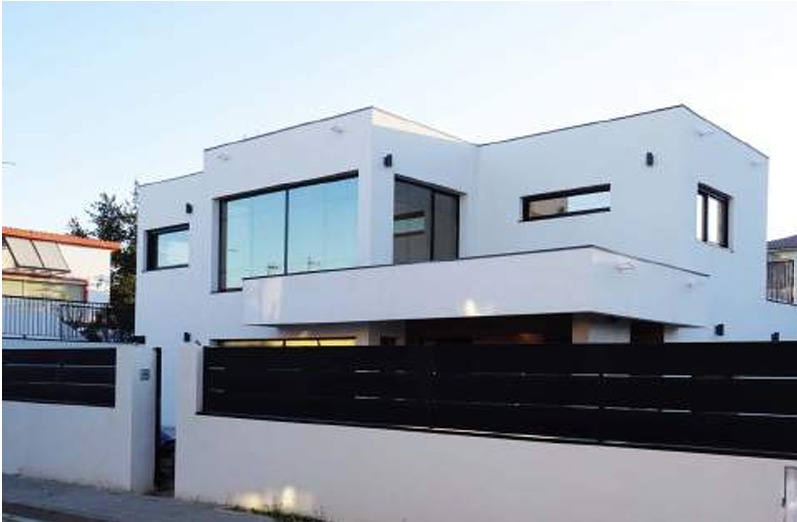 Moderne witte woning met zwarte hekwerk en garage