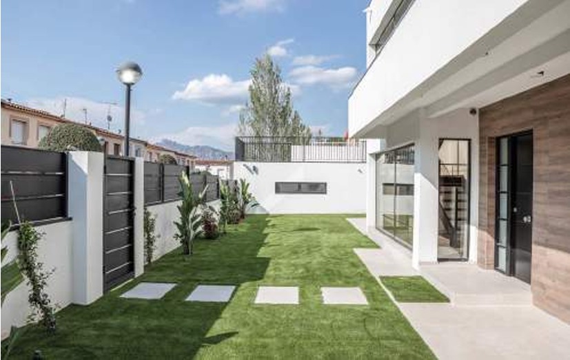 Zijgevel met tuin, gazon en toegangspad
