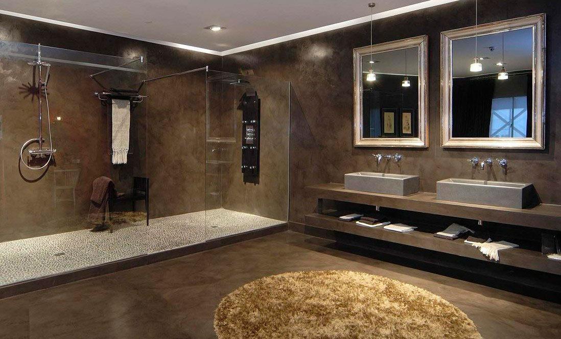 Ruime badkamer met inloopdouche, dubbele wastafel en microcemento wanden