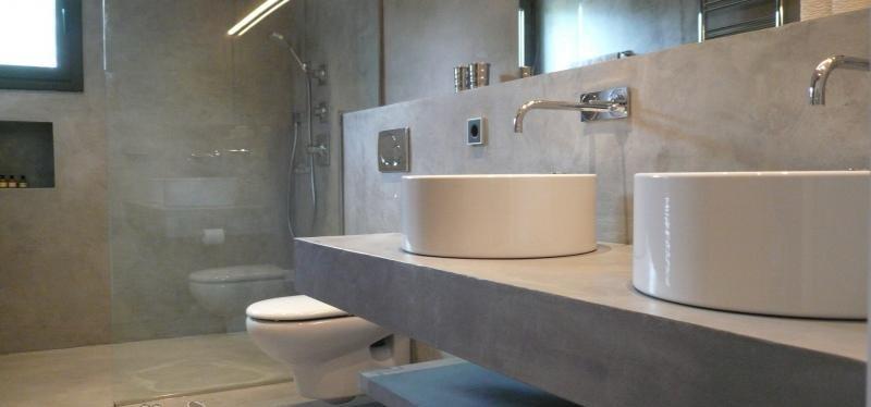 Moderne badkamer met dubbele opzetwastafel, inbouwtoilet en glazen douchewand