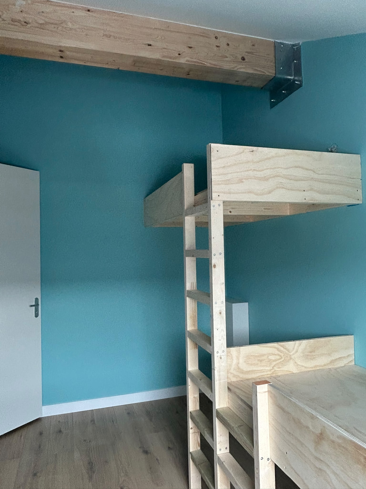 Kamer met blauwe wand en vaste slaaphoek