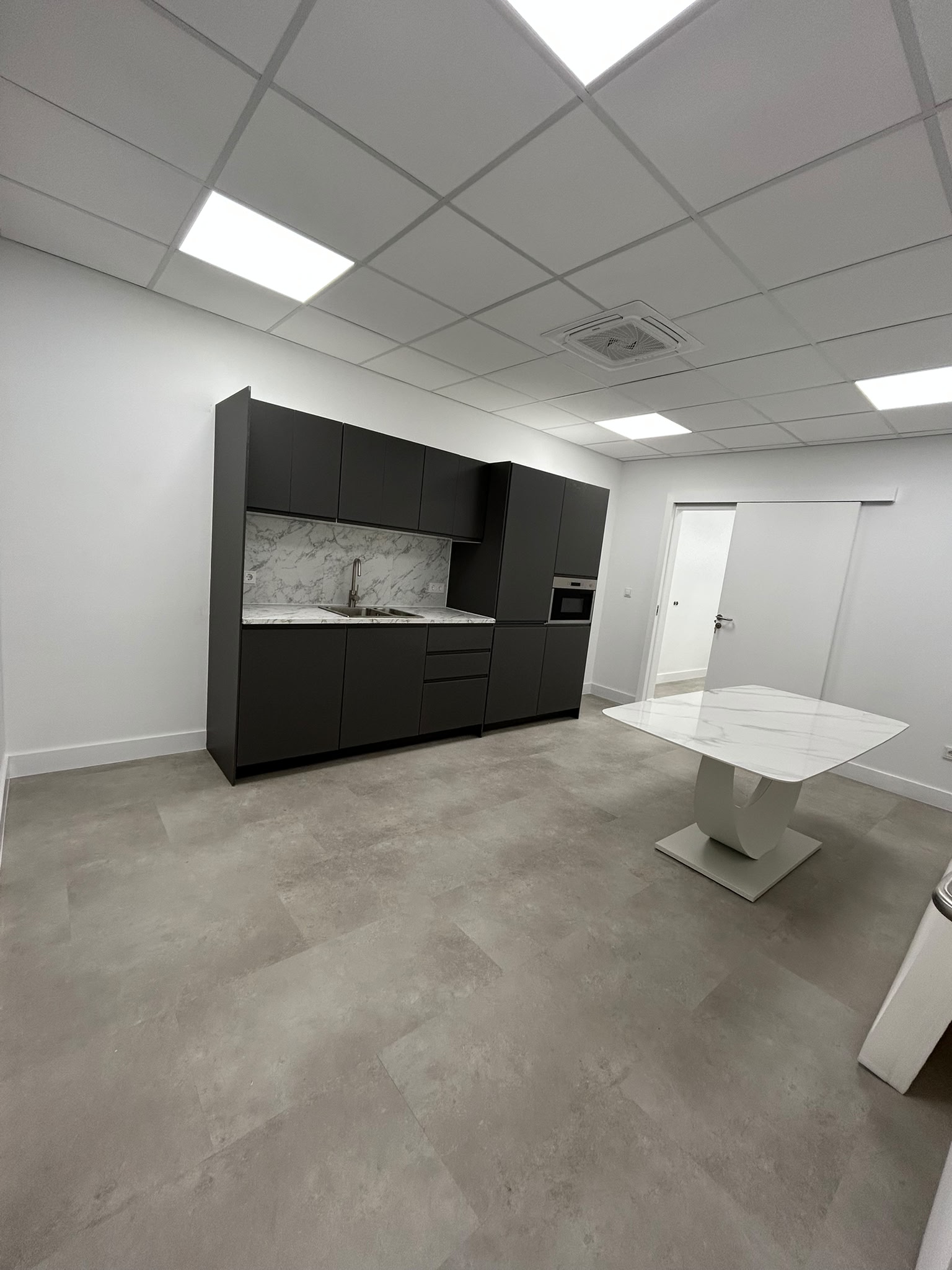 Plafond met lichtpanelen boven een keuken