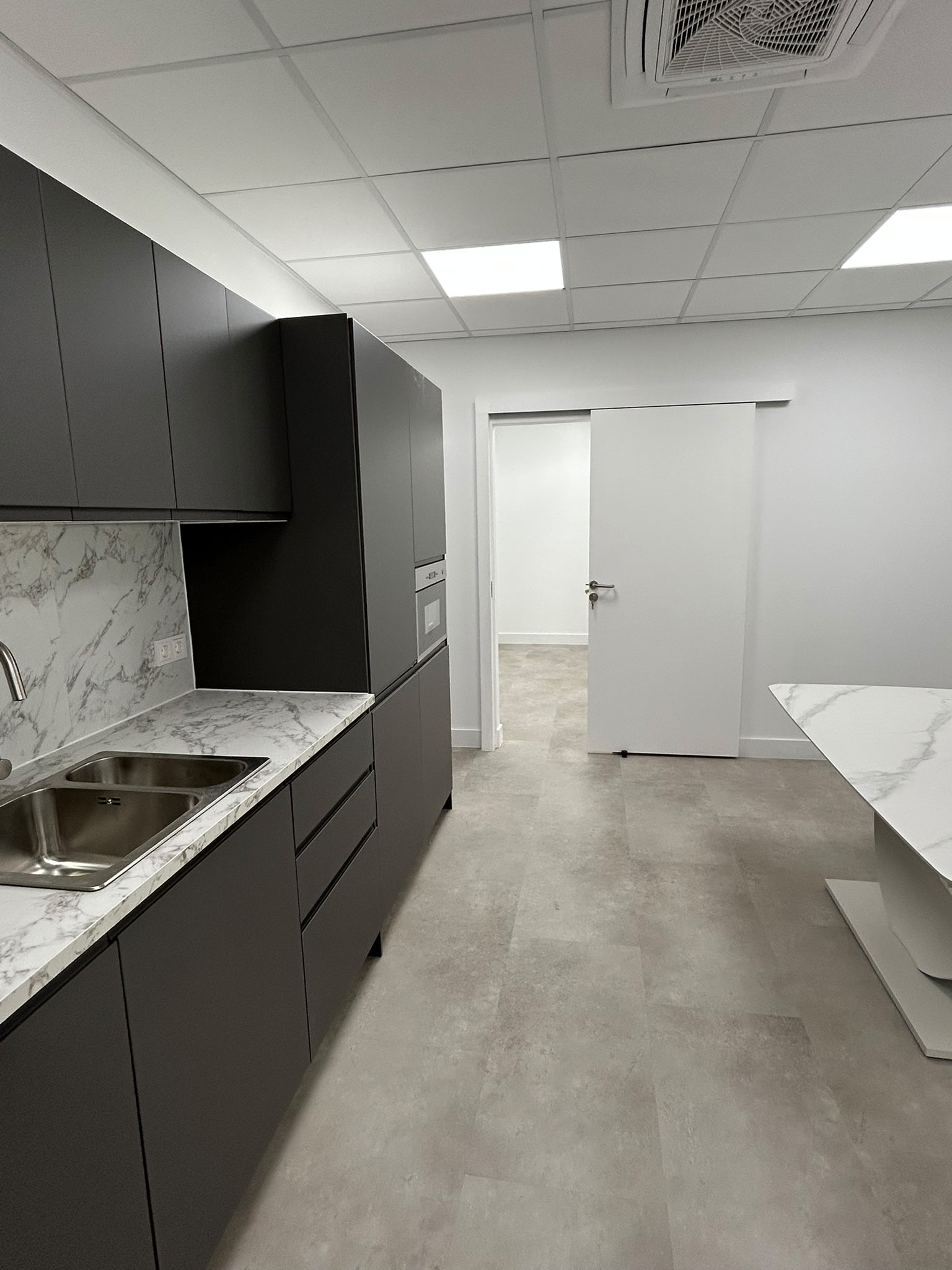 Keuken en plafond met ventilatierooster en heldere lichtvlakken