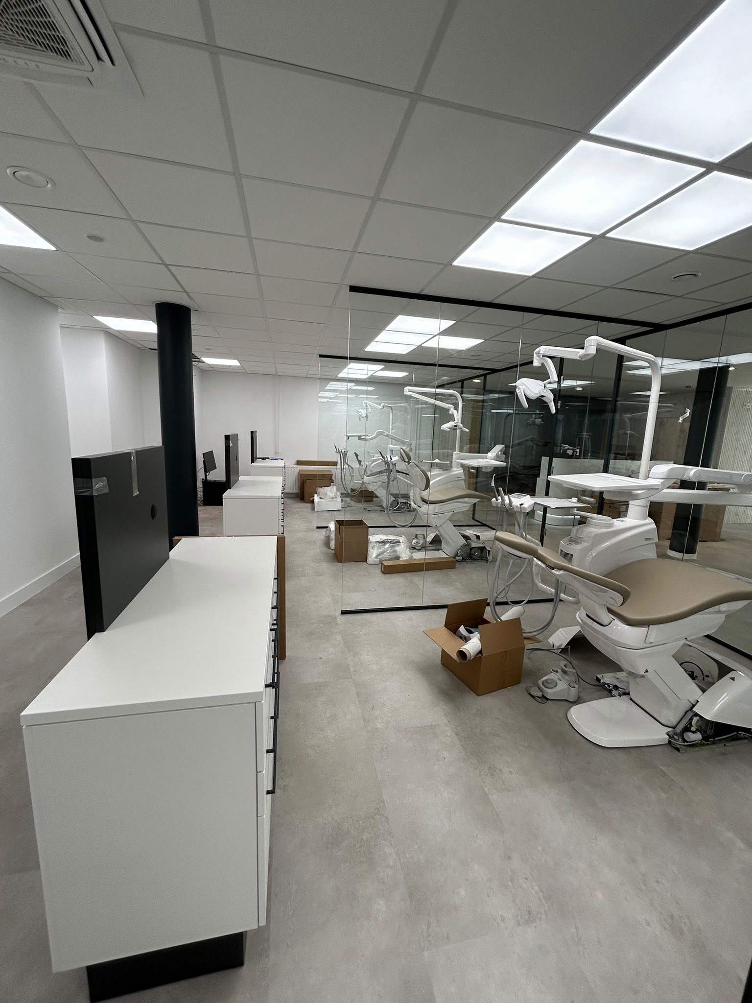 Professionele behandelruimte met lichtplafond en werkstations