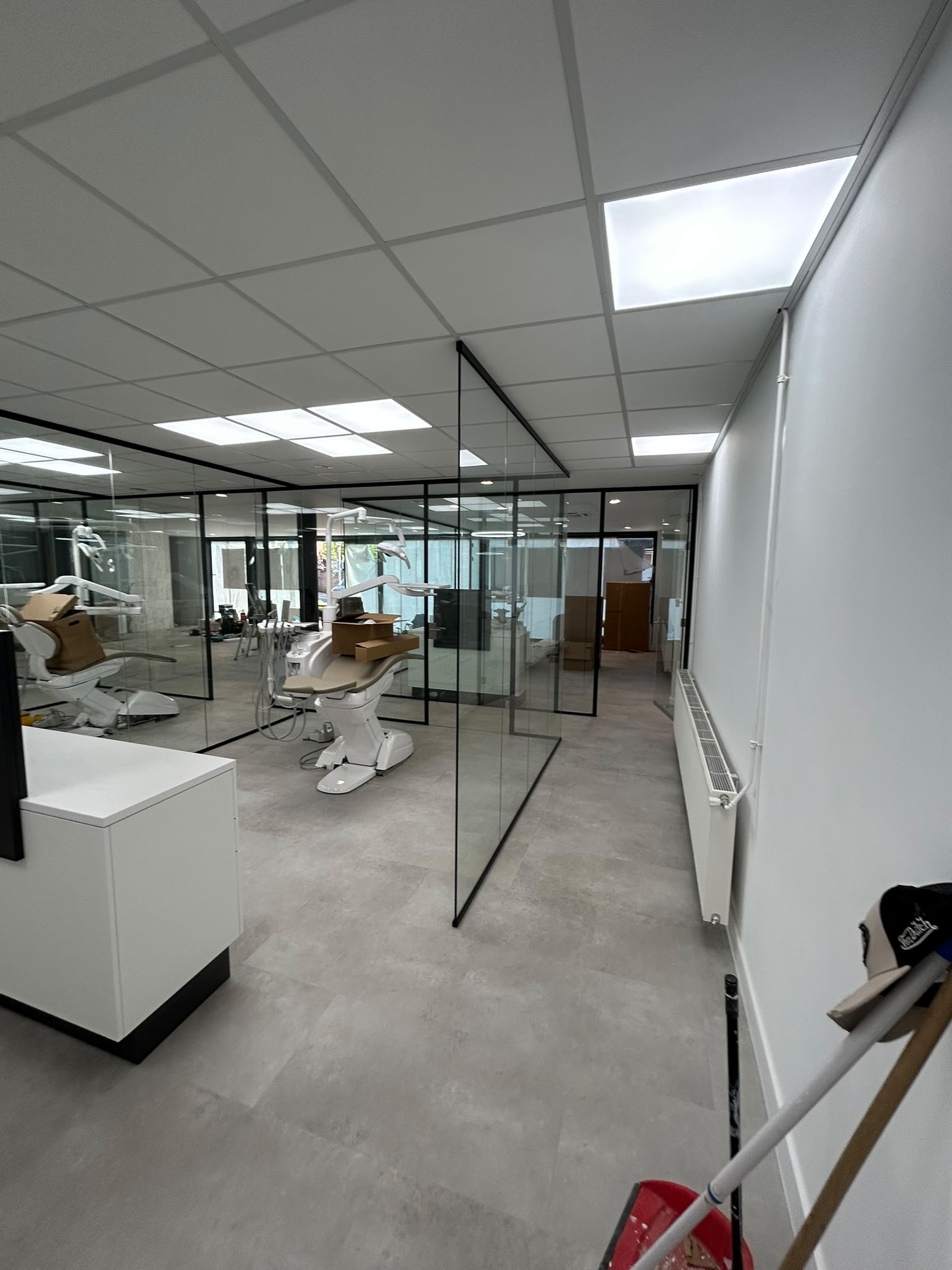 Professionele ruimte met glazen wanden en meerdere werkplekken