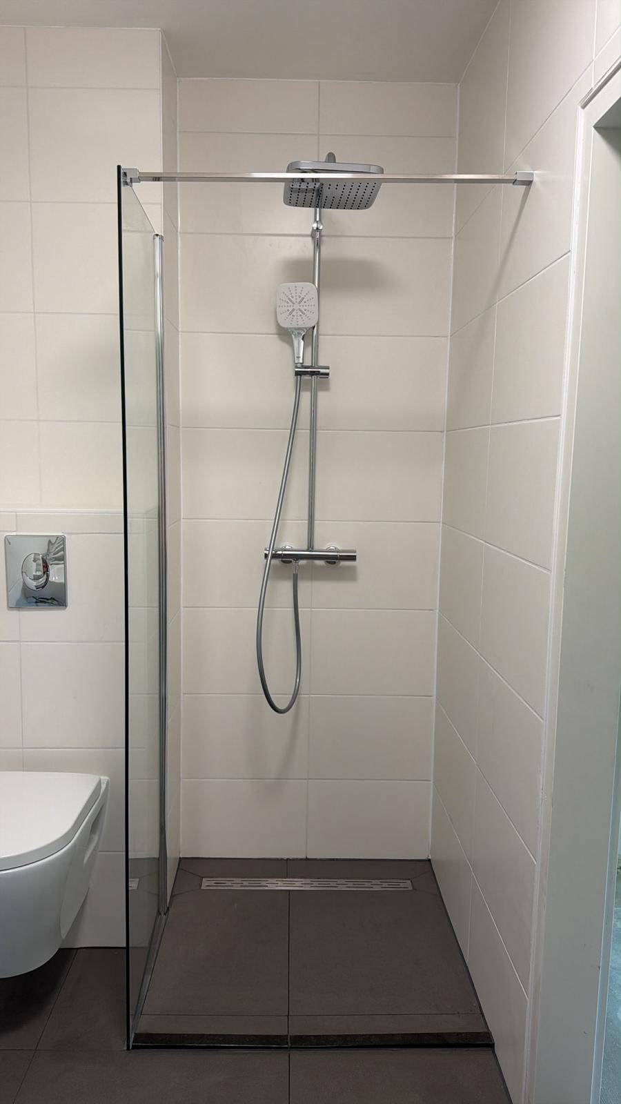 Douchewand met kraan en rustige tegelwand