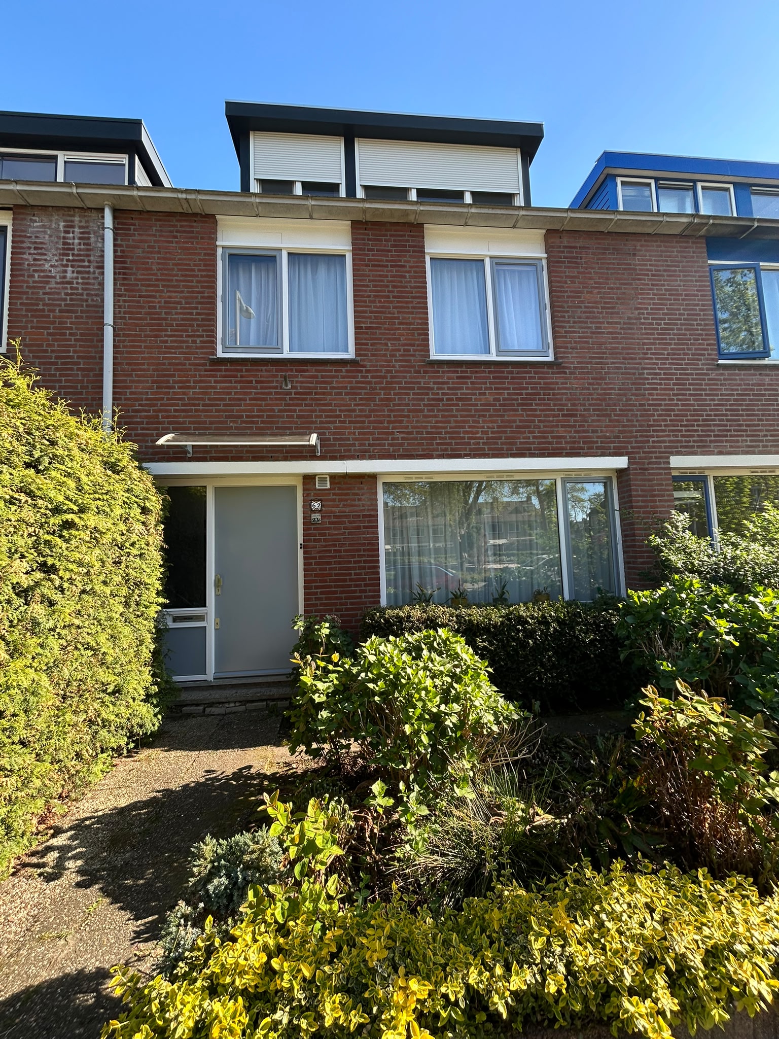 Voorgevel van een woning op een zonnige dag