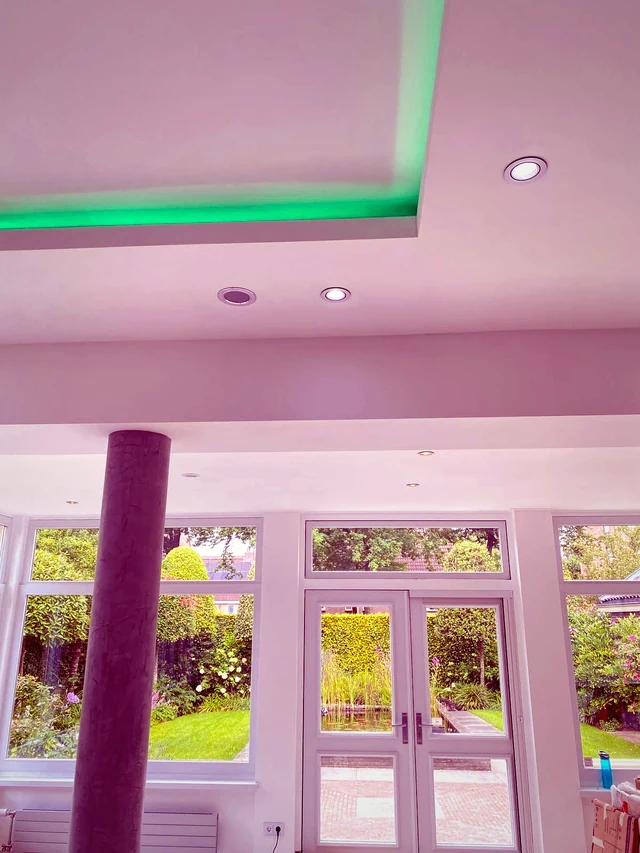Strak afgewerkt plafond met verlichting