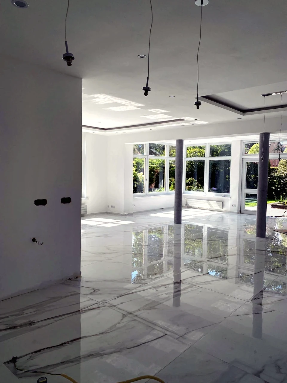 Interieur in opbouw met strak afgewerkte vloer en plafond